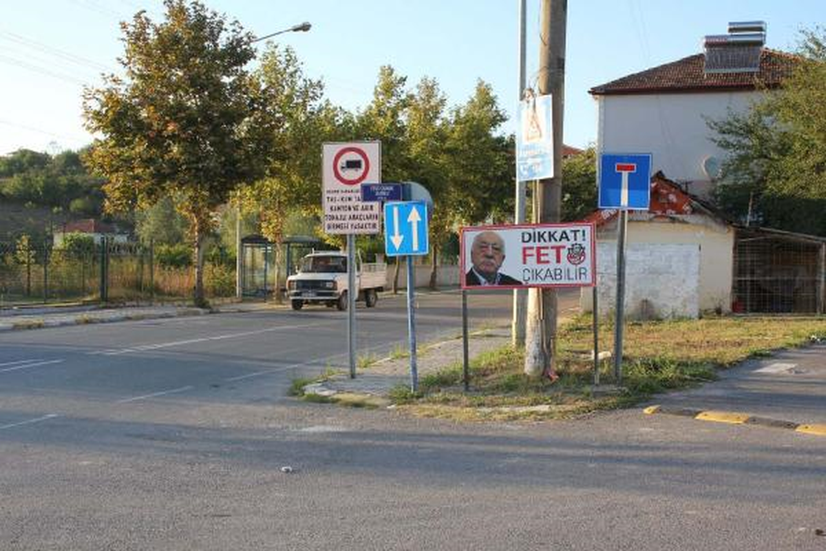 Ferizli Belediyesi, 'Dikkat Fetö Çıkabilir' Yazılı Trafik Levhası Astı
