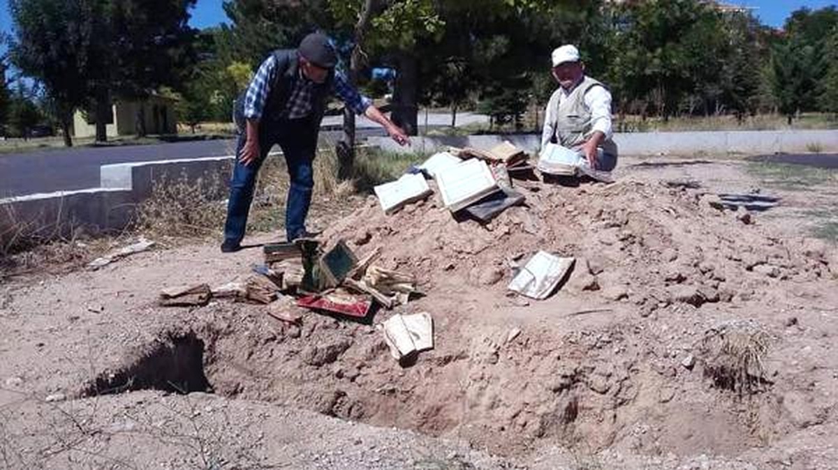Bolvadin\'de Toprağa Gömülü Çok Sayıda Kuran Bulundu