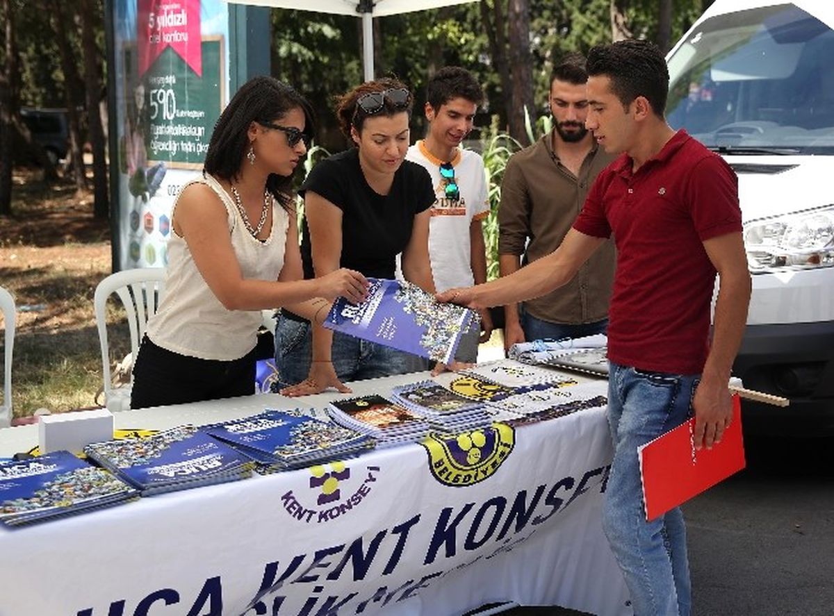Buca Belediyesi\'nden Üniversitelilere Sıcak Karşılama
