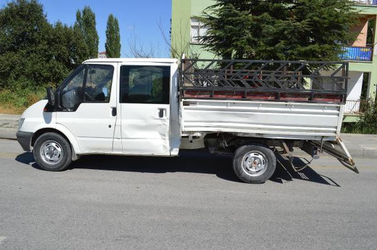 Çubuk\'ta Ambulans ile Kamyonet Çarpıştı: 6 Yaralı