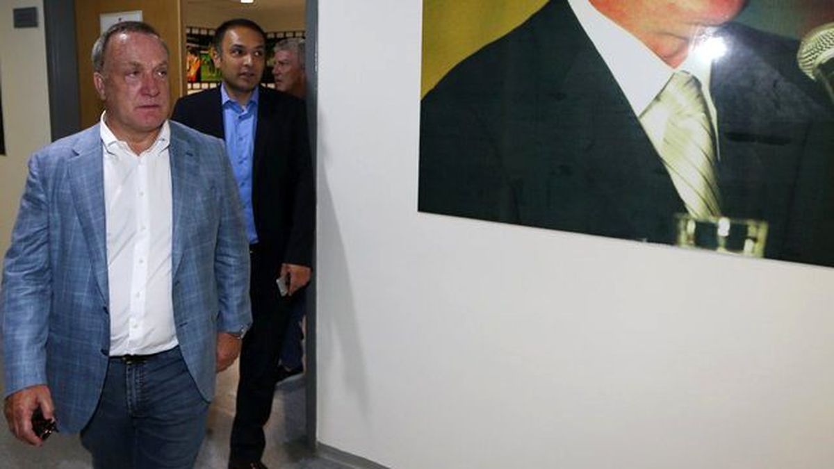 Dick Advocaat, Ekose Tarzı Ceketle Dikkat Çekti