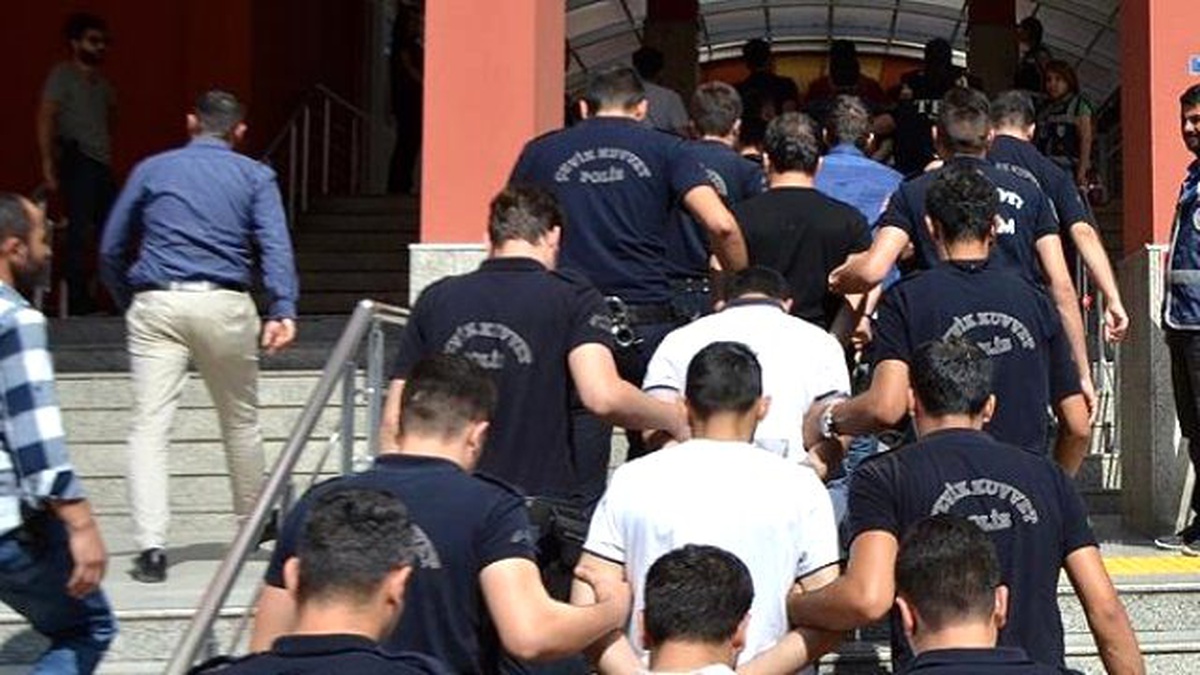 Diyarbakır\'da 30 Polis Tutuklandı