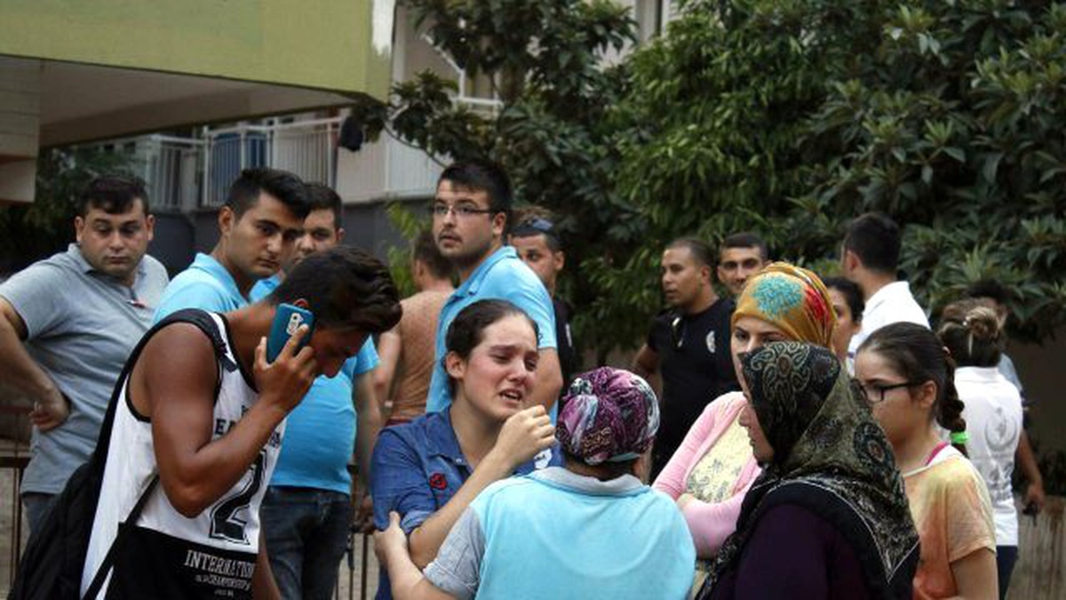 Evi Yanan Genç Kız Gözyaşlarına Boğuldu