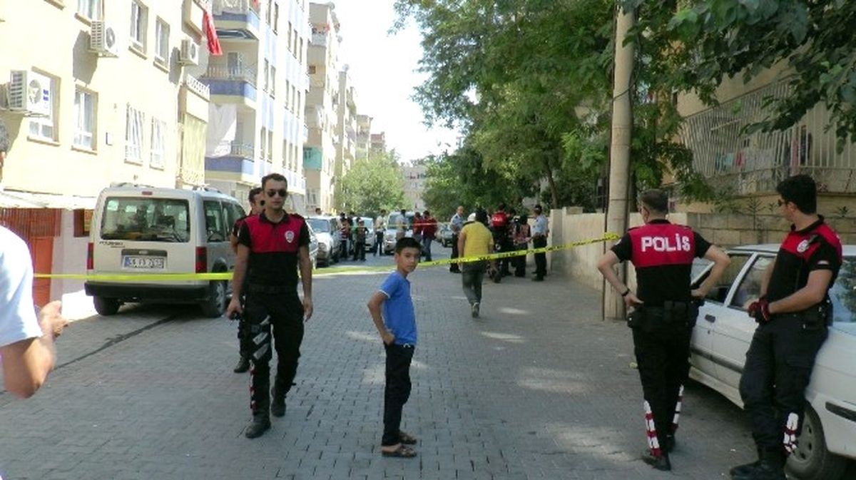 Genç Kadın Kendisini Rahatsız Ettiği Öne Sürülen Kişiye Kurşun Yağdırdı