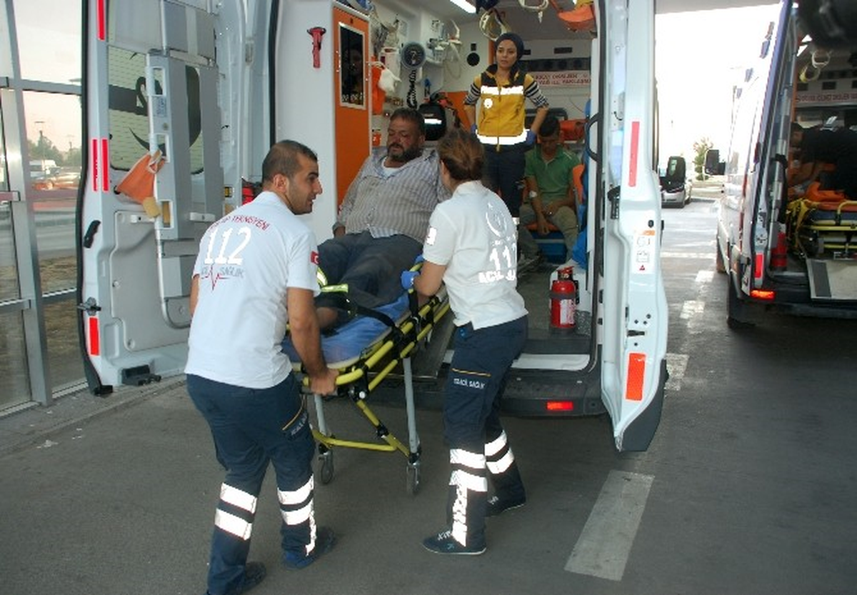 Hafif Ticari Araç ile Otomobil Çarpıştı: 4 Yaralı