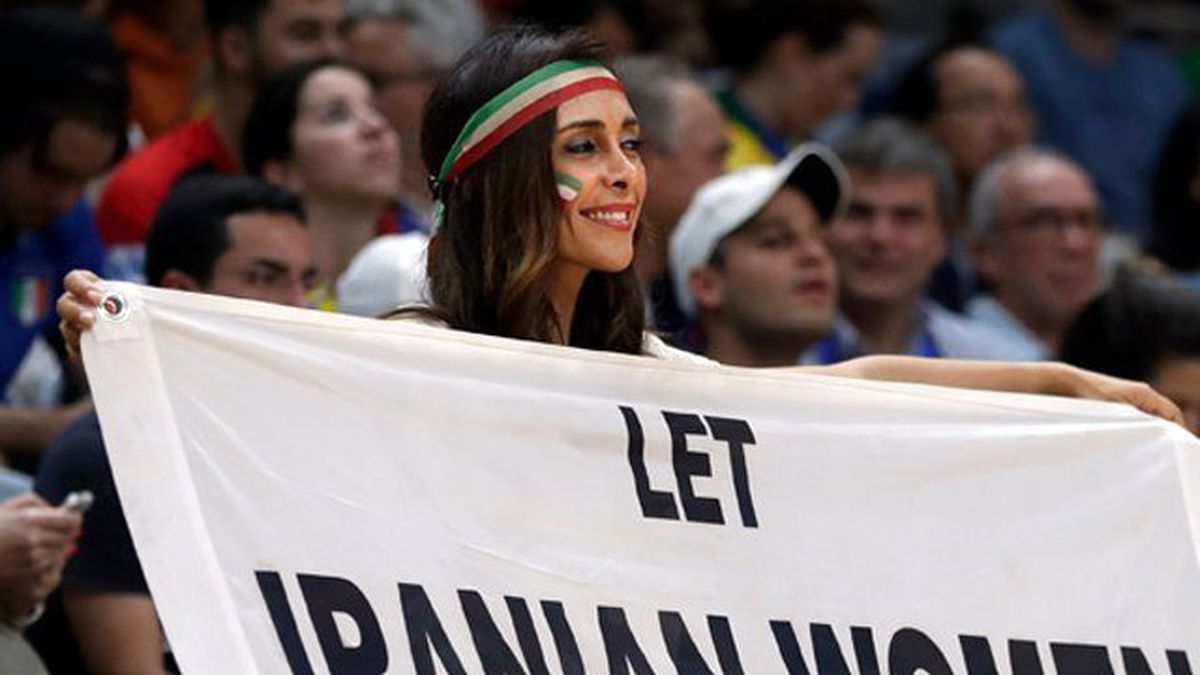 İranlı Aktivist, Kadınların Stadyumlara Girmesi İçin Eylem Yapıyor