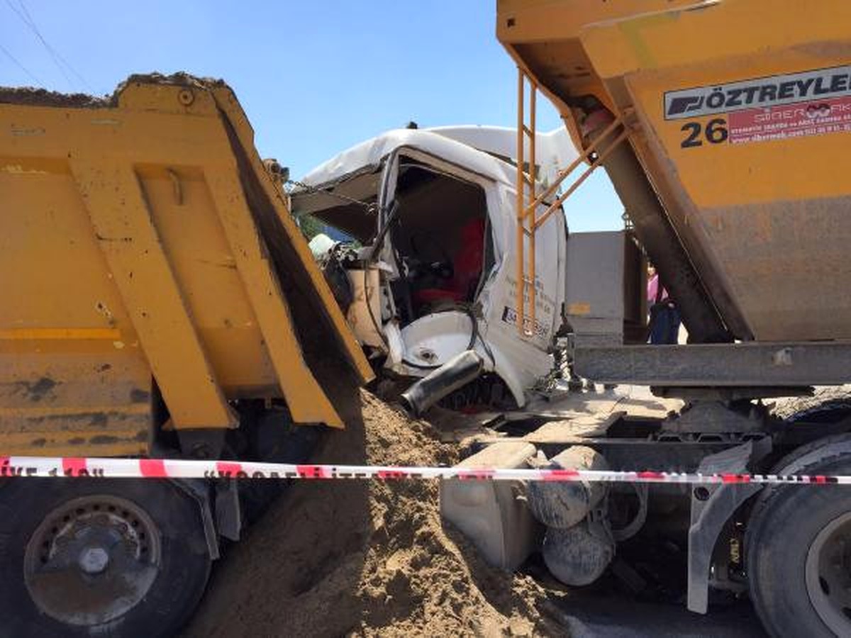 Kamyon Yol Kenarında Duran Kamyona Çarptı: 1 Ölü