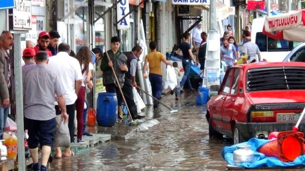 Kars\'ta Etkili Olan Yağmur Hayatı Durma Noktasına Getirdi