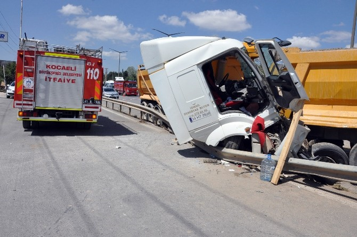 Kocaeli\'de Hafriyat Kamyonu Yol Kenarında Duran Kamyona Çarptı: 1 Ölü