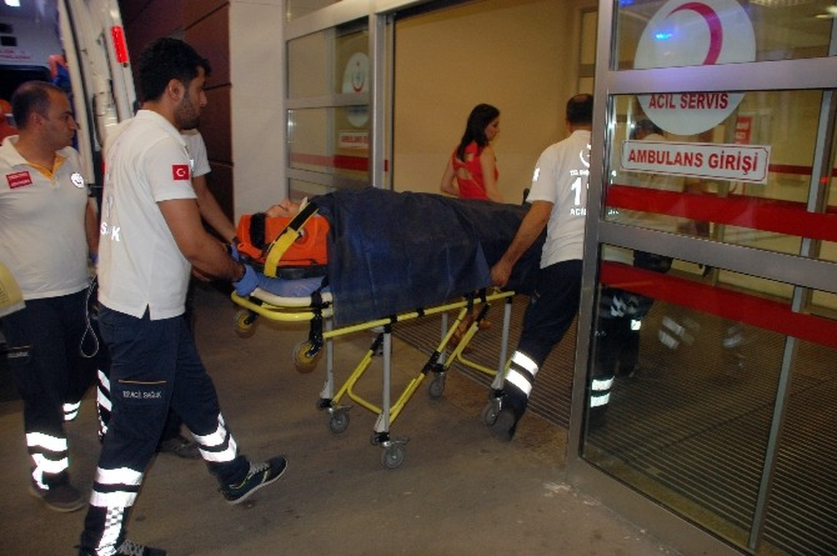 Minibüsle Otomobil Çarpıştı: 3 Yaralı