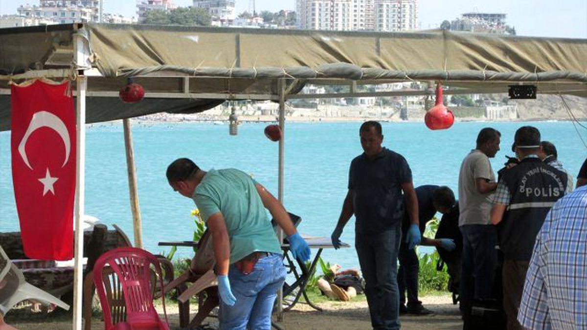 Parkta Erkek ve Kadın Cesedi Bulundu