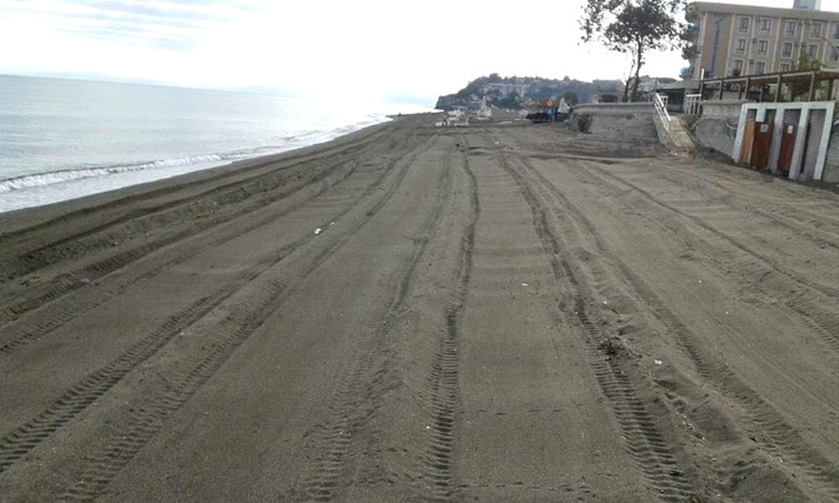 Şiddetli Fırtına Sonrası Plajlar Temizleniyor