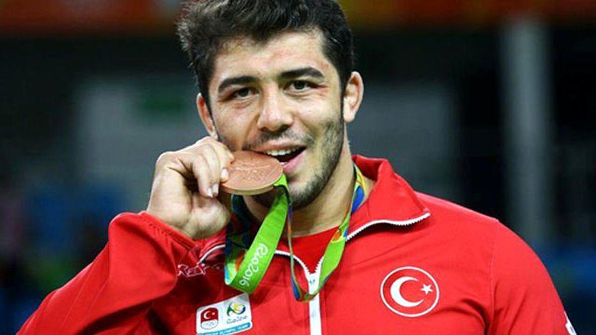Sporcular, Kazandıkları Madalyayı Fotoğrafçılar İstediği İçin Isırıyor