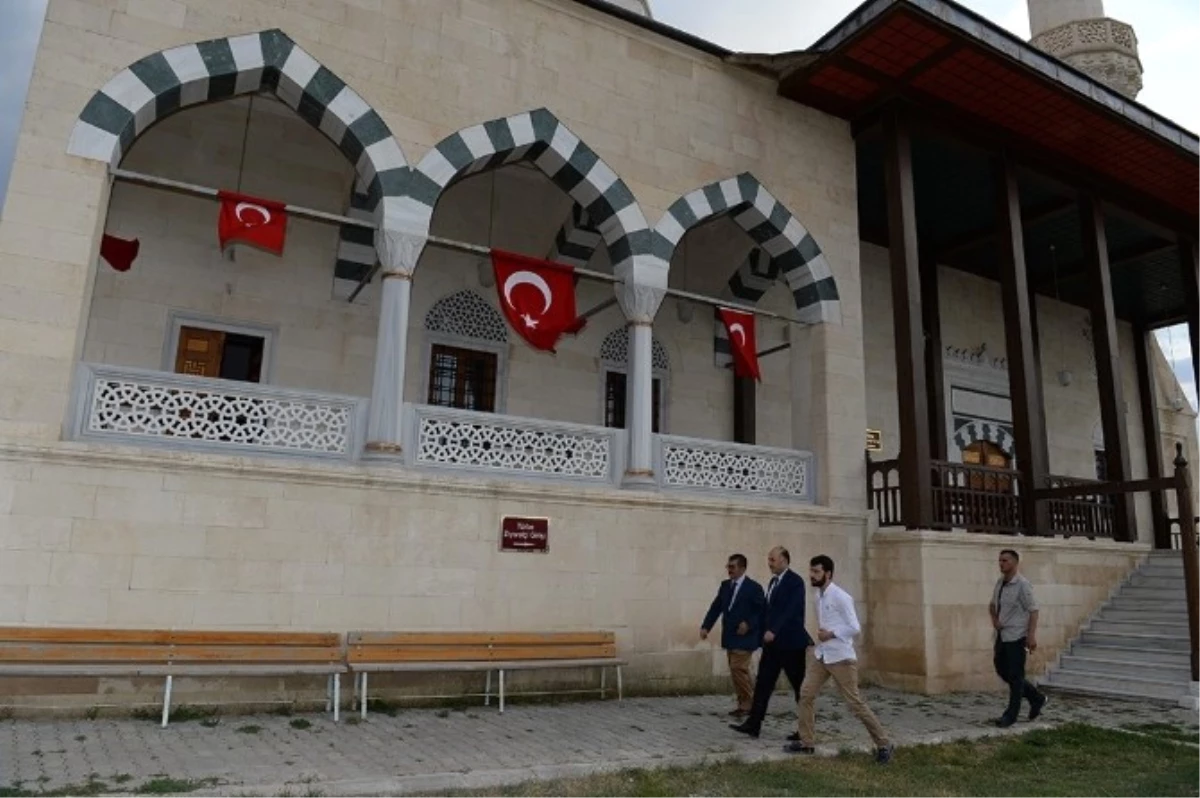 Vali Azizoğlu, Muhammed Lutfi Efe\'nin Türbesini Ziyaret Etti