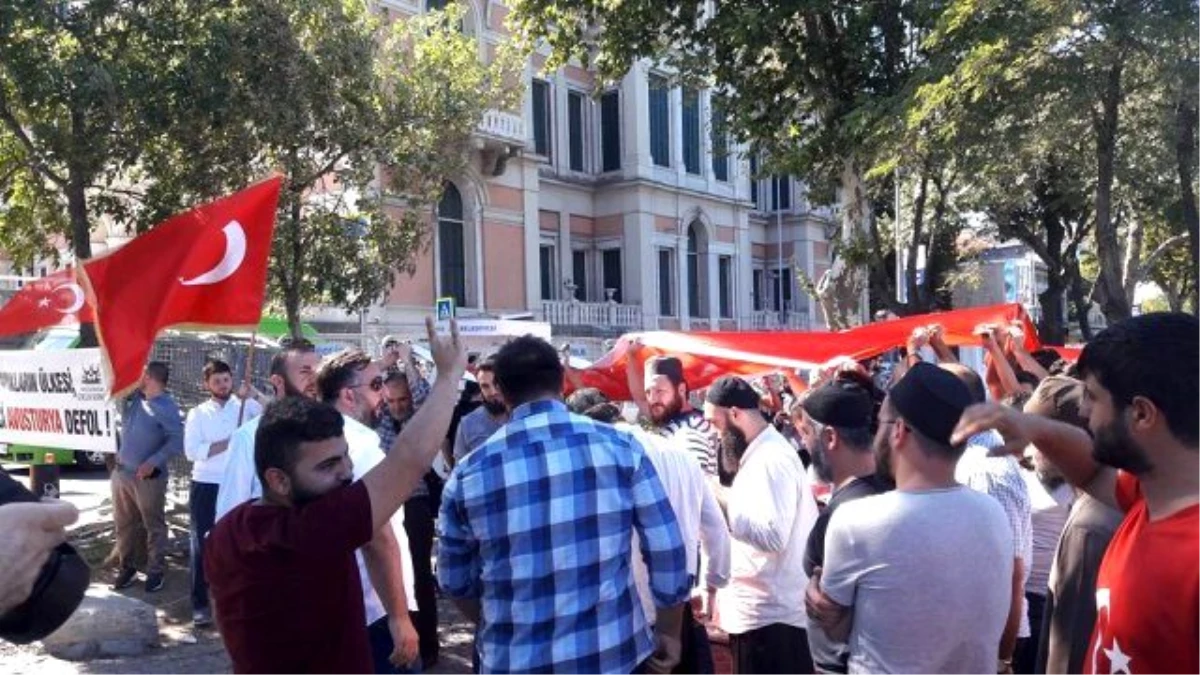 Yavuz Sultan Selim Derneği Öncülüğünde Bir Grup Genç Avusturya\'yı Protesto Etti
