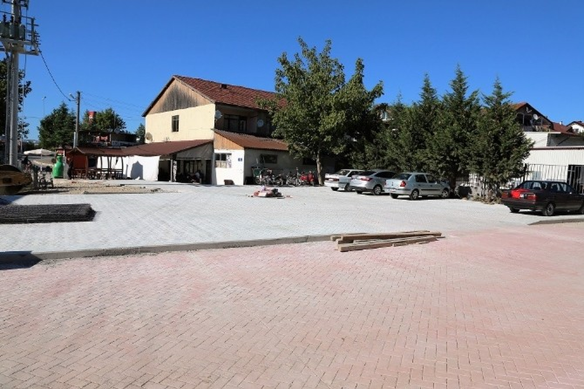 Yeşilyurt Mahallesi Otoparkına Beton Zemin Yapıldı