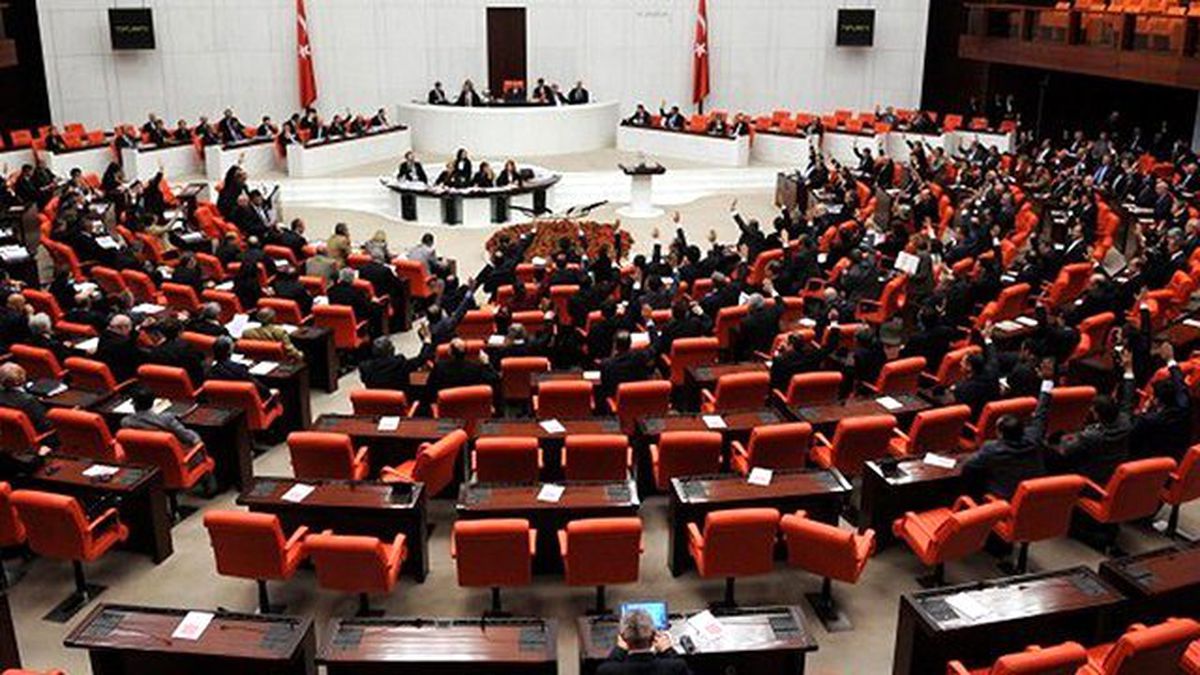 AK Parti'nin Rektör Atamalarıyla İlgili Önergesi Sonrası CHP'de OHAL!