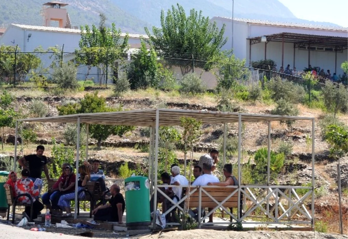 Alanya\'da Mahkum Yakınlarının Cezaevi Önünde Bekleyişi Devam Ediyor