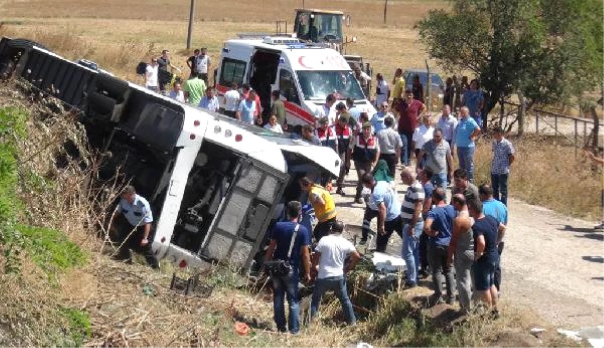 Bandırma\'da Otobüs Şarampole Yuvarlandı: 2 Ölü, 20 Yaralı (2)