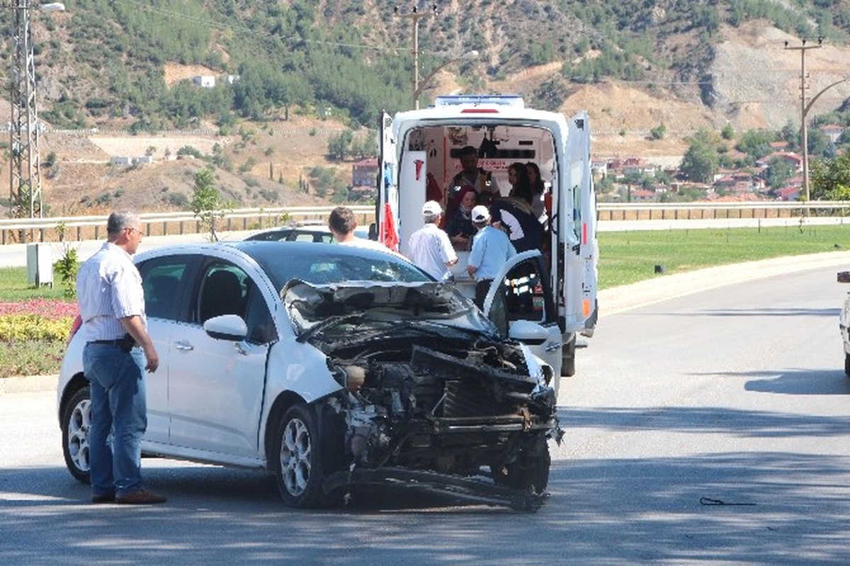 Bilecik\'te Trafik Kazası: 1 Anne 2 Çocuk Yaralı