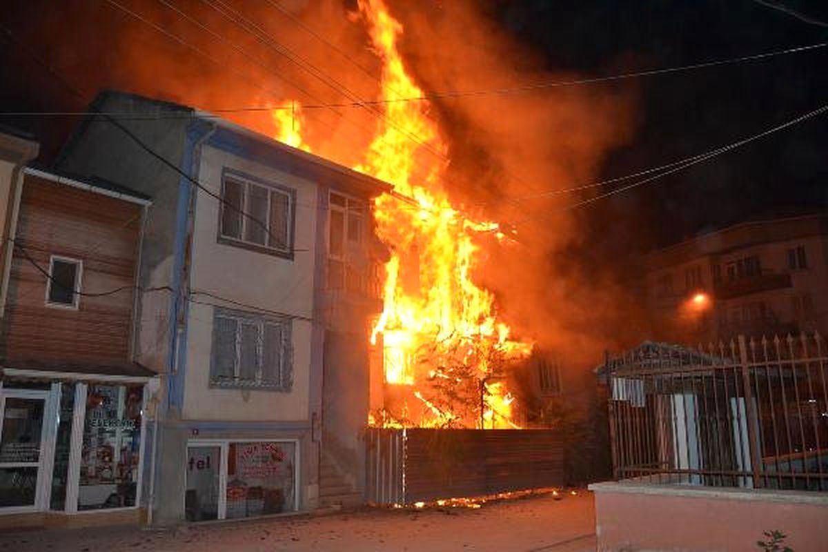 Bursa\'da Yangın: 3 Ev Kullanılamaz Hale Geldi