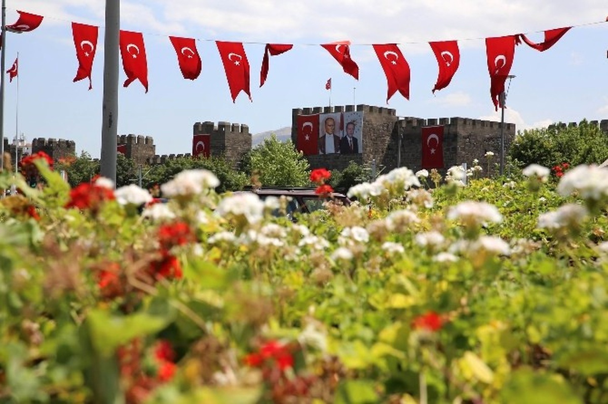 Büyükşehir, Cumhuriyet Meydanını Yeniliyor