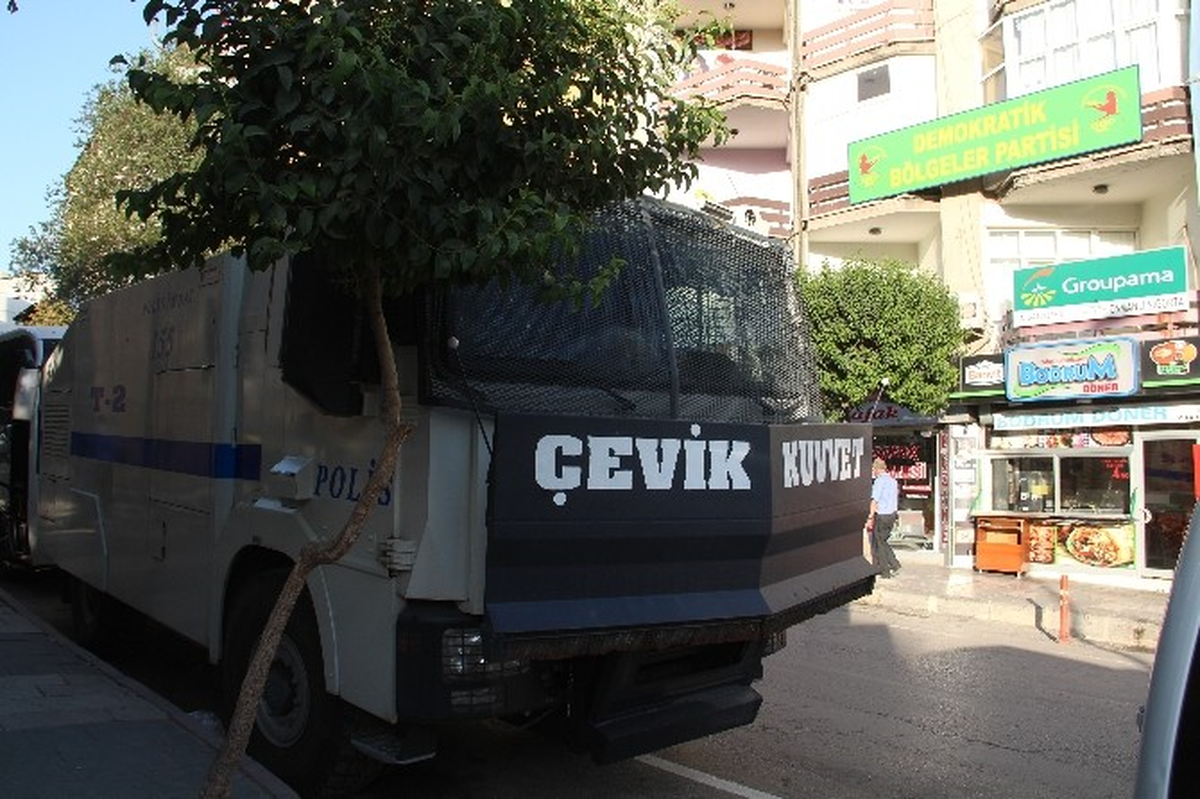 Elazığ\'da Hdp Binası Önünde Güvenlik Önlemleri Alındı
