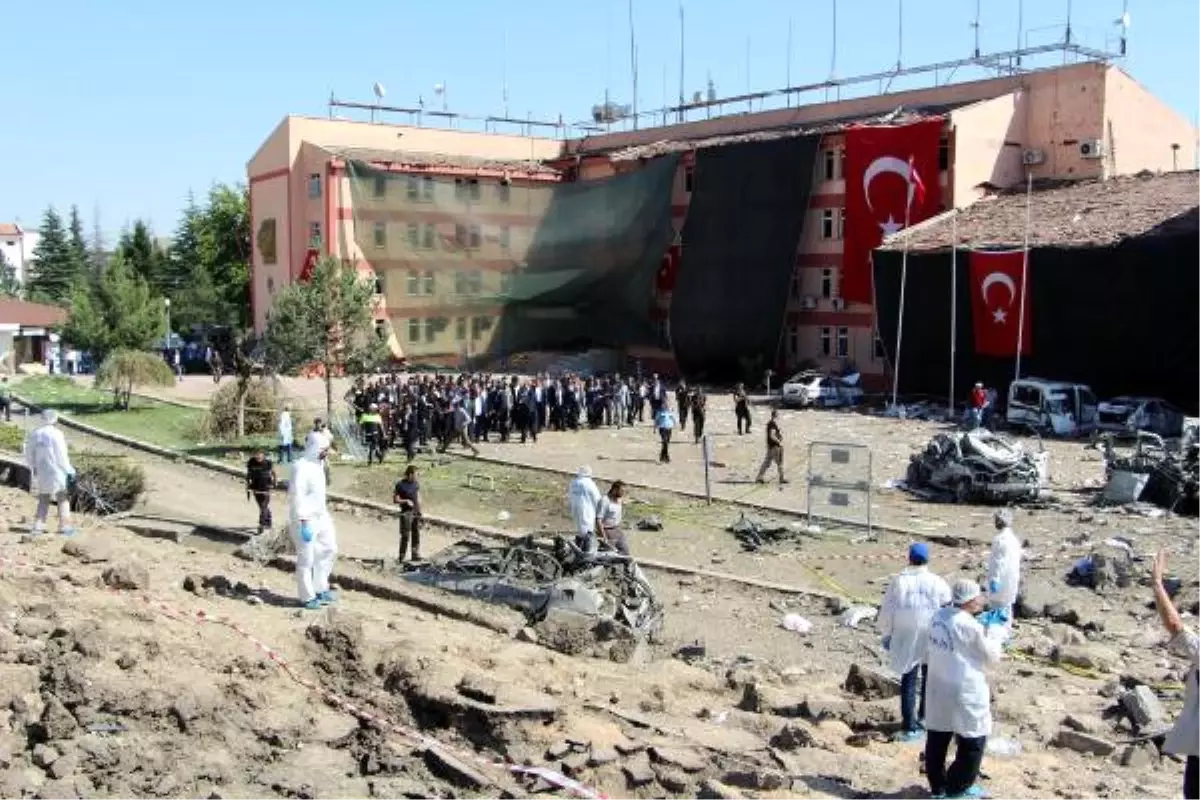 Elazığ Emniyet Müdürlüğü\'ne Bombalı Saldırı; Çok Sayıda Yaralı Var (5)