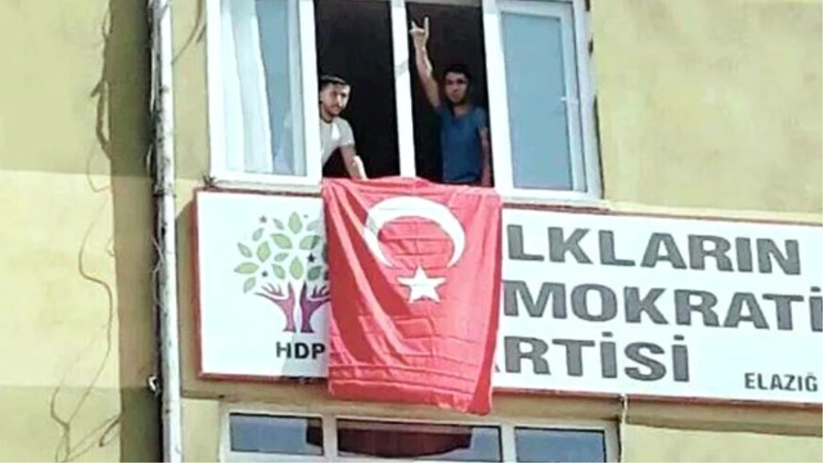 Elazığ HDP İl Örgütü Binasına Elazığlı Gençler Türk Bayrağı Astı