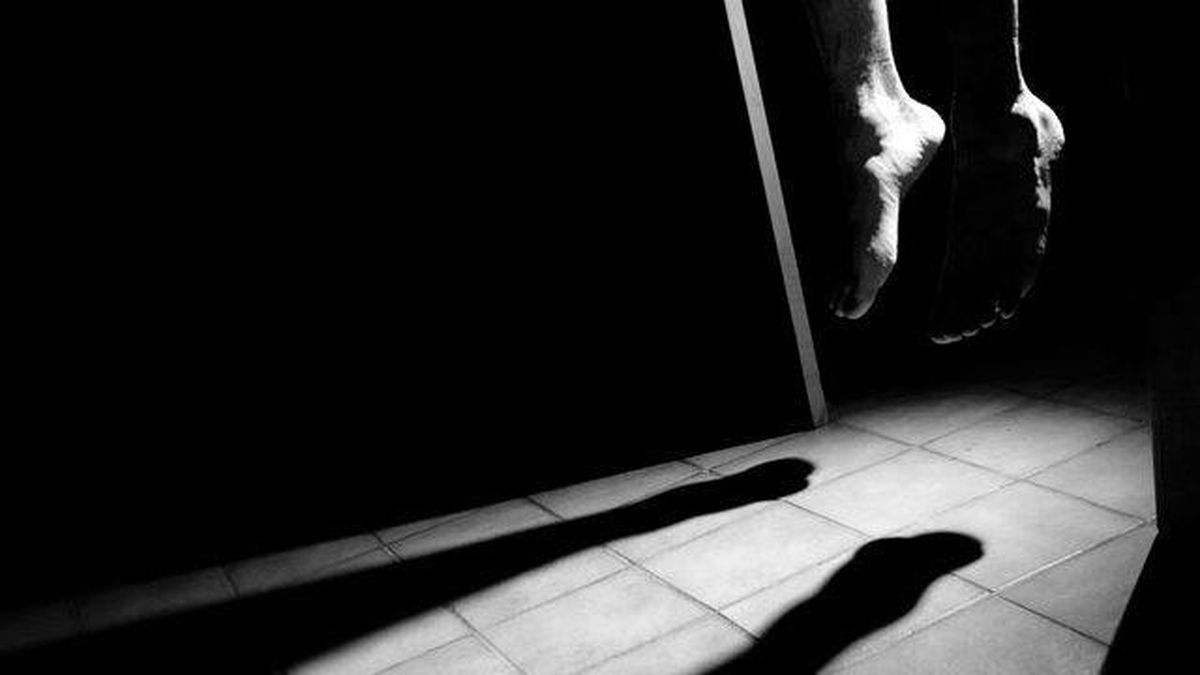 Elleri Bağlı Halde Boynundan Tavana Asılı Bulundu