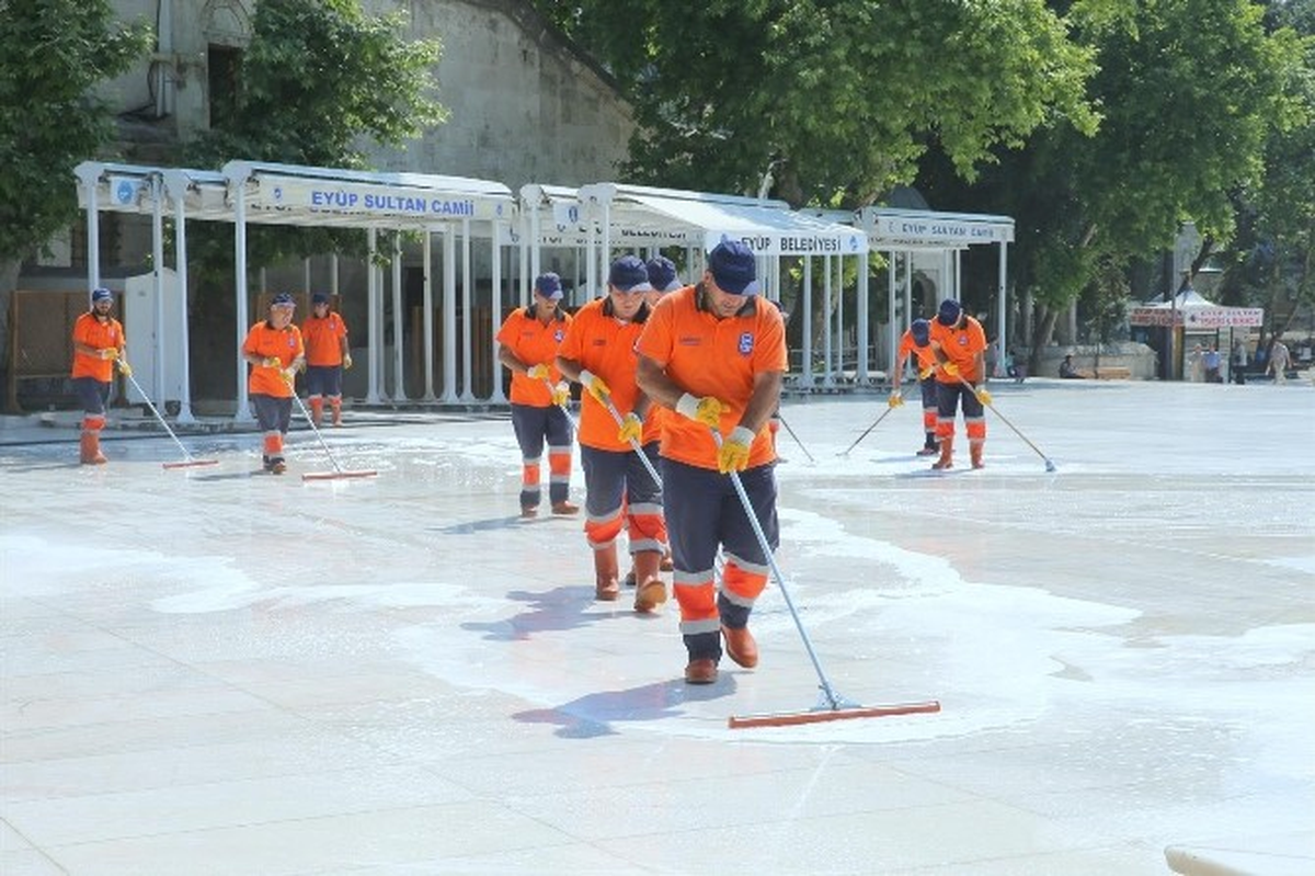 Eyüp\'te Camiler Gül Suyuyla Yıkanıyor