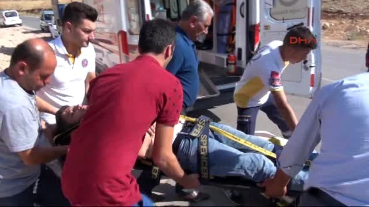 Gaziantep Otomobil Şarampole Devrildi, Sürücüsü Yaralandı