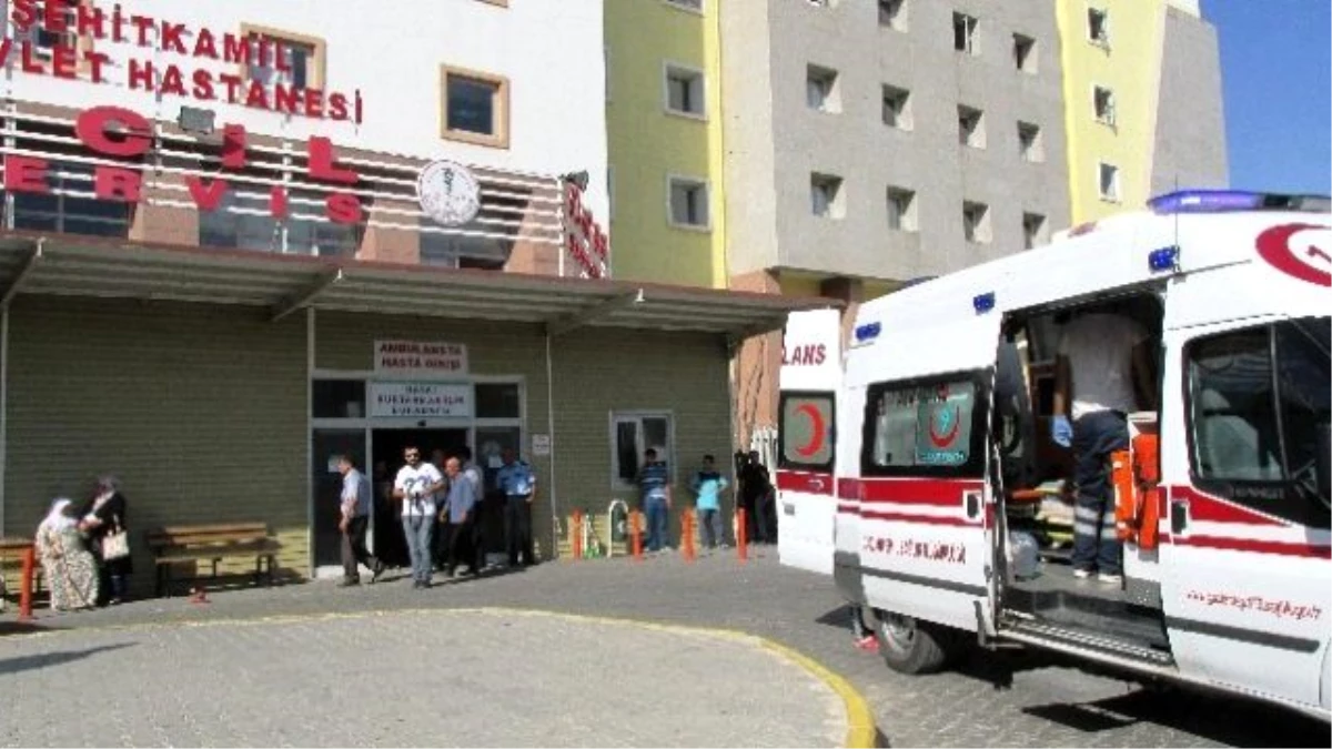 Gaziantep\'te İşçi Servisi Kaza Yaptı: 5 Yaralı