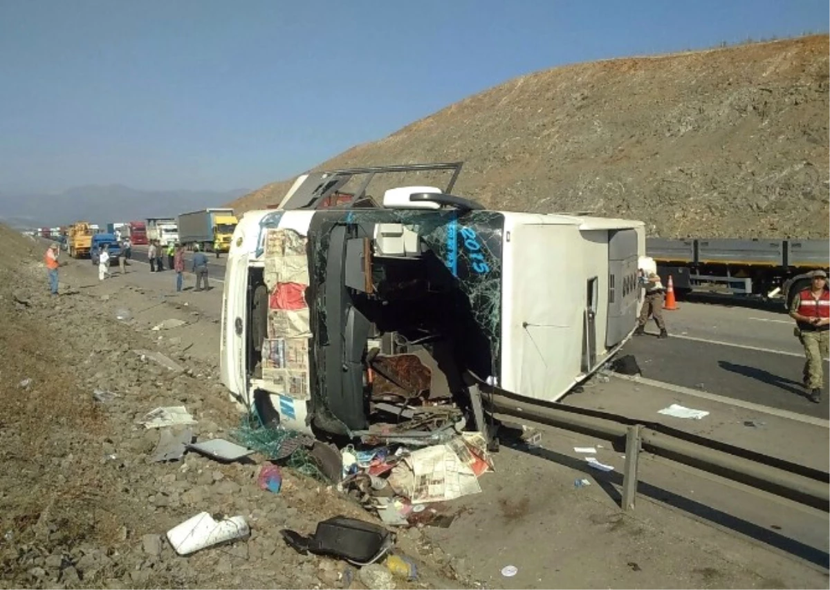 Gaziantep\'te Yolcu Otobüsü Devrildi: 4 Ölü, 31 Yaralı