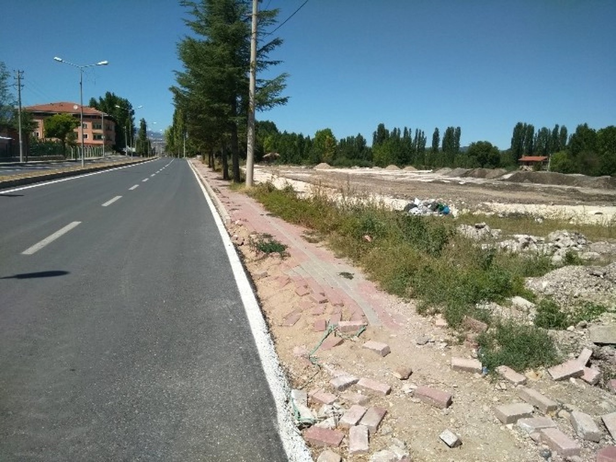 İlçe Halkı, Asfalt Yola Yeni Yaya Kaldırımı İstiyor