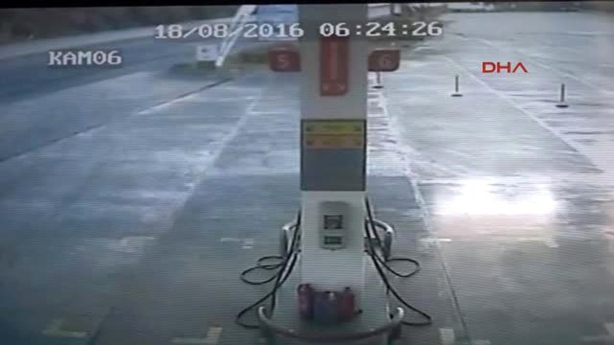 İzmir Otomobil Kamyonla Çarpıştı: 3 Ölü