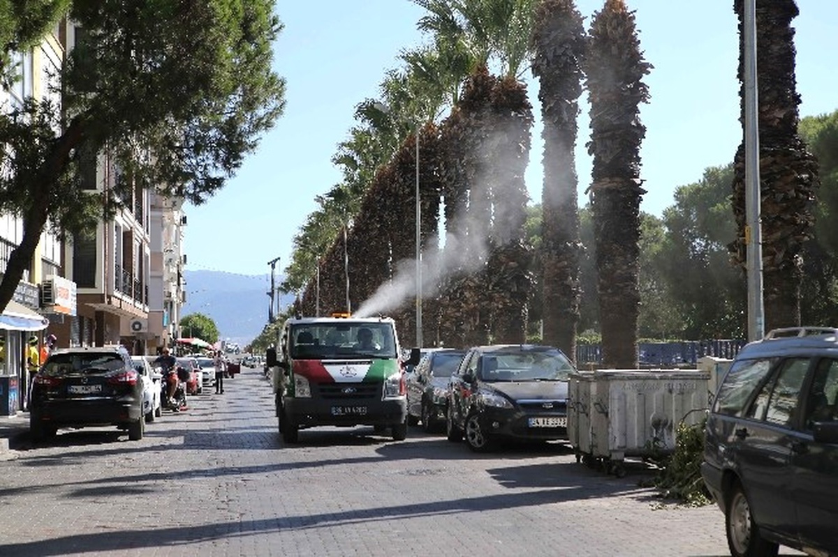 Karşıyaka\'da Haşere ve Sineklere Karşı İlaçlama Sürüyor