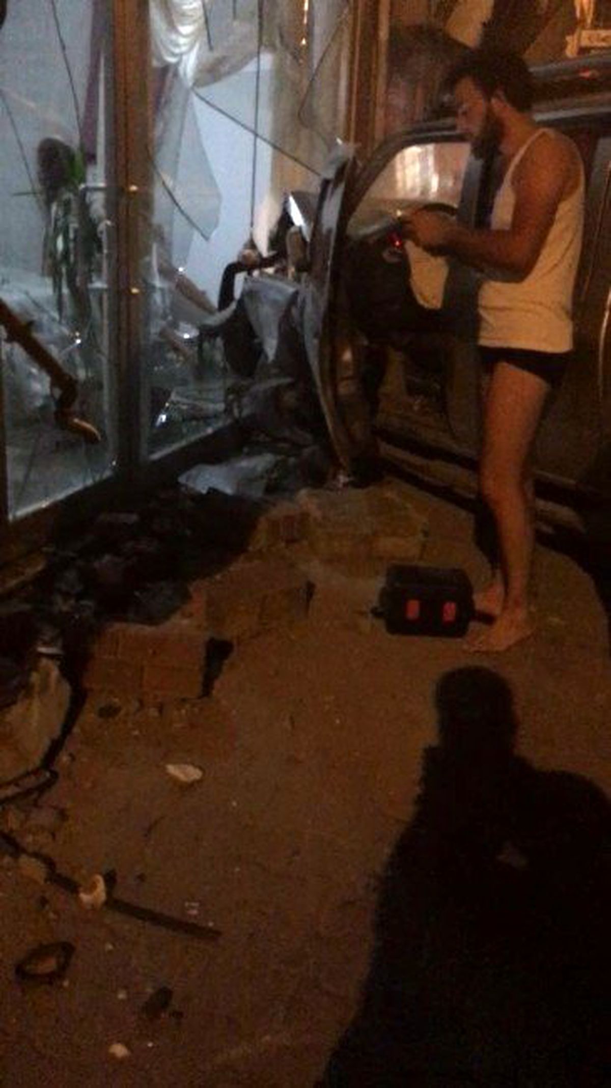 Kaza Yaptı, Yarı Çıplak ve Ayakkabısız Kaçtı