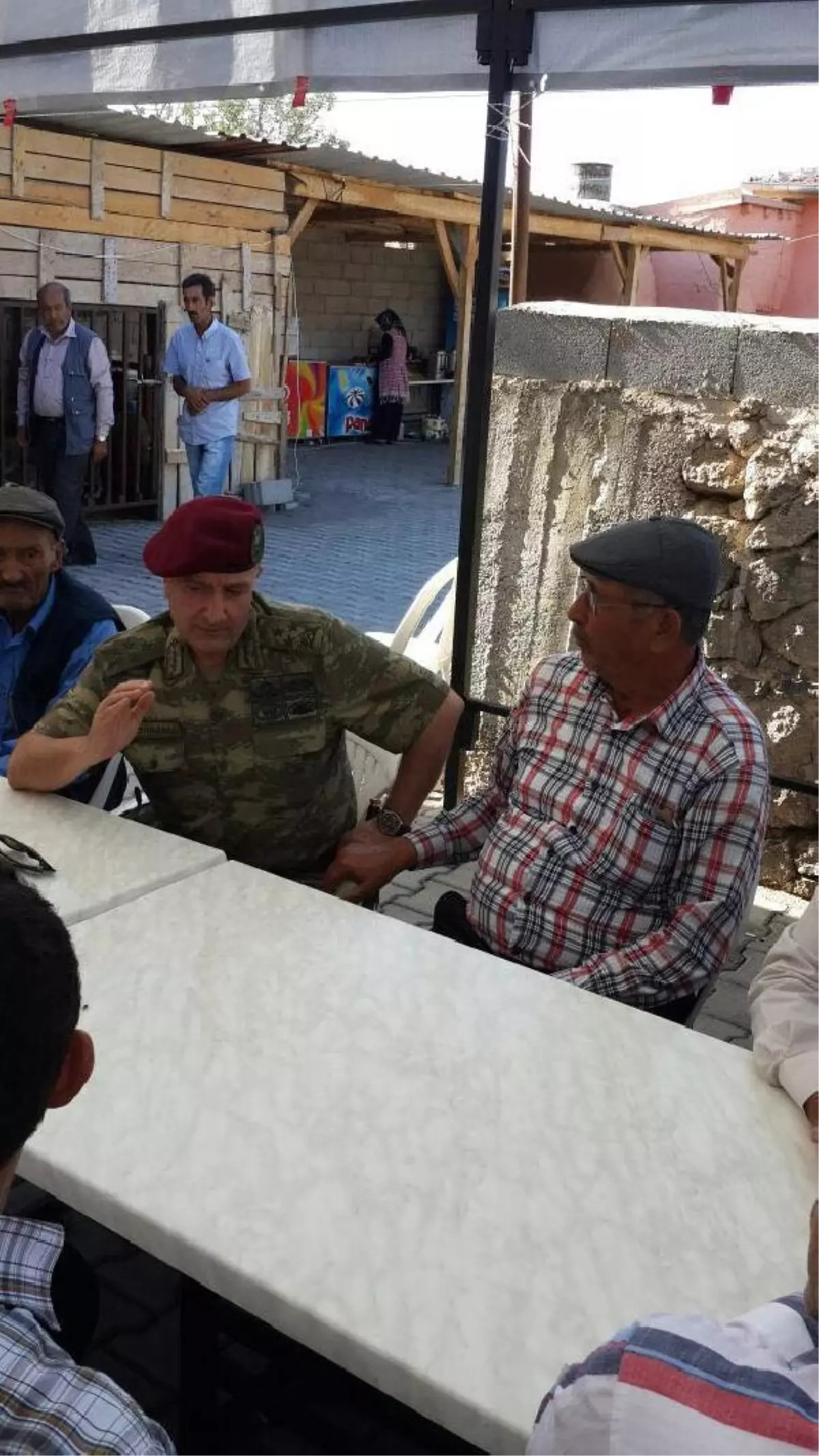 Korgeneral Aksakallı, Koruma Astsubayı Şehit Ömer Halisdemir\'in Ailesini Ziyaret Etti