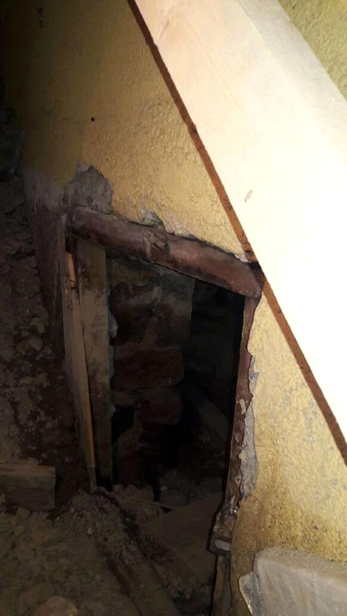 Muhtarın Yevmiye Karşılığında Evinin Altını Kazdırdığı 2 Defineci Suçüstü Yakalandı