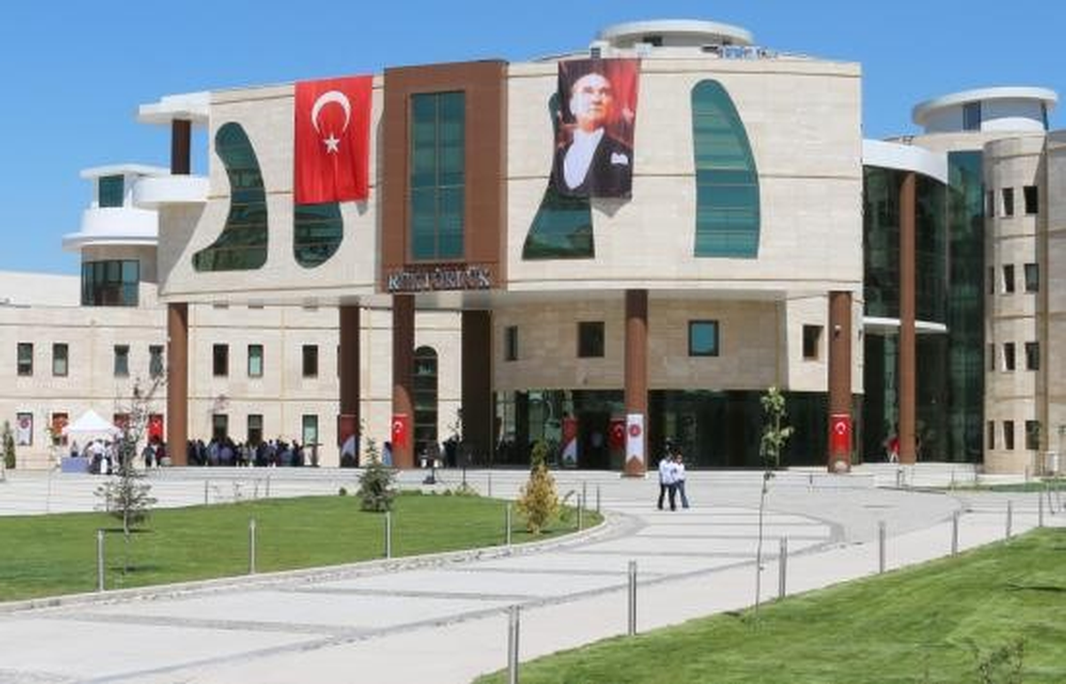 Neü\'de 5 Akademisyen, 7 İdari Personel Daha Açığa Alındı