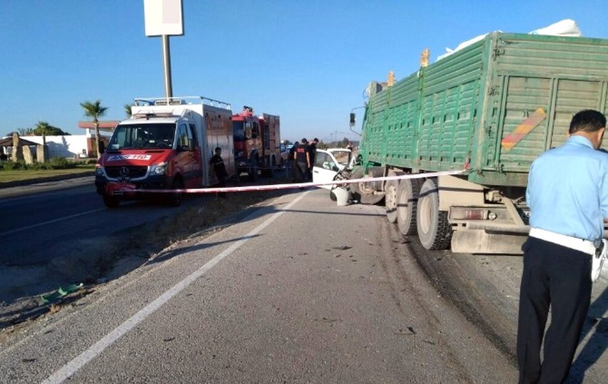Otomobil Kamyonun Altına Girdi: 3 Ölü