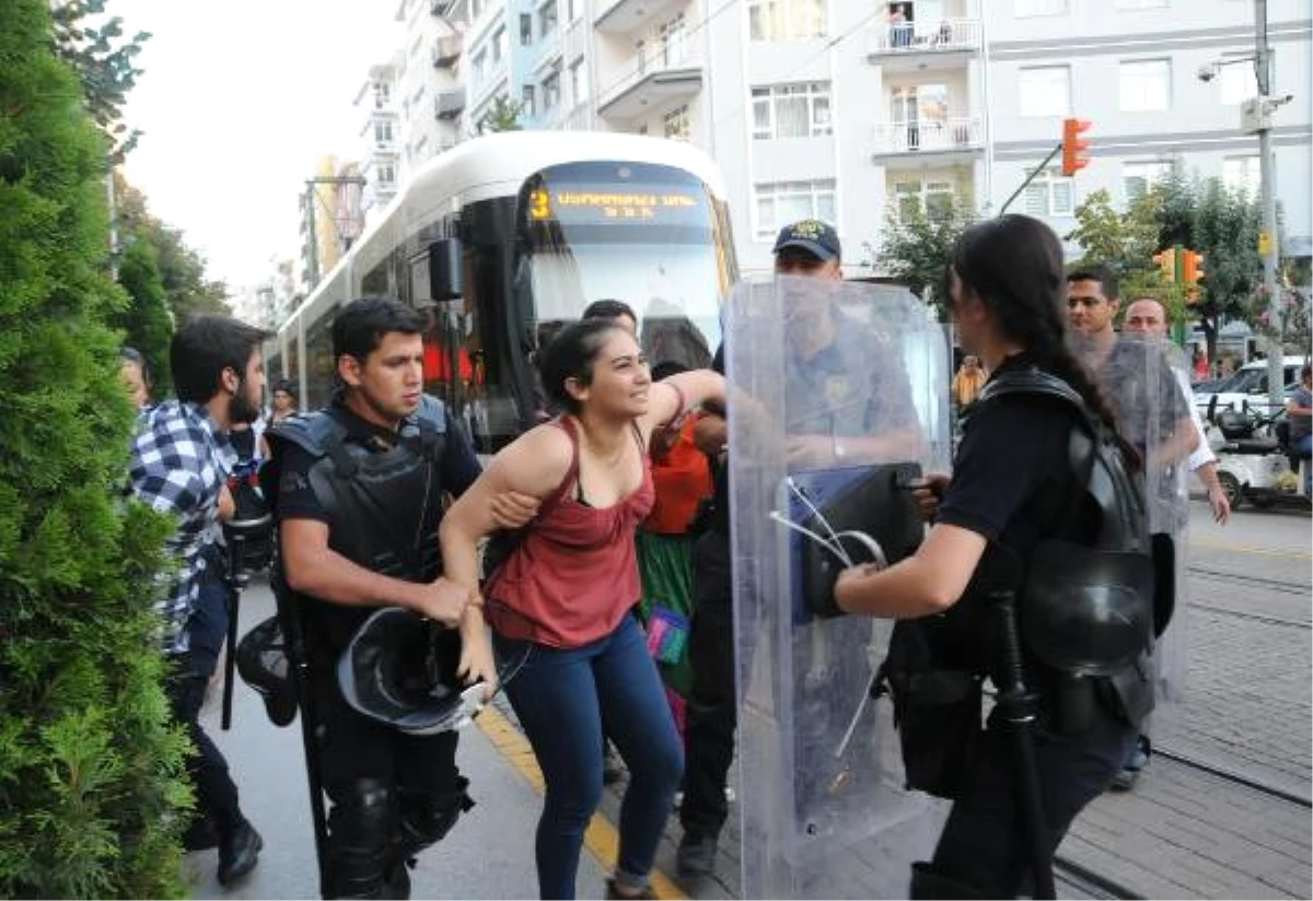 Özgür Gündem\'in Kapatılmasını Protesto Eden Hdp İl Başkanı ile Birlikte 11 Kişiye Gözaltı