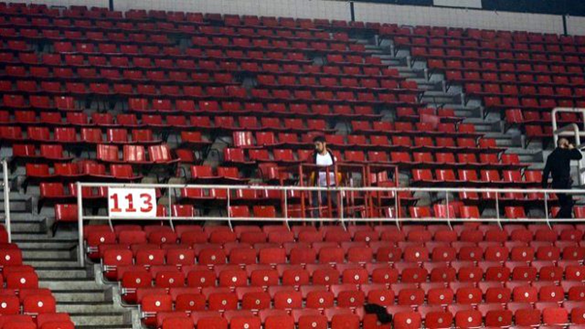 Profesyonel Futbol Disiplin Kurulu, Galatasaray\'a 1 Maç Seyircisiz Oynama Cezası Verdi.