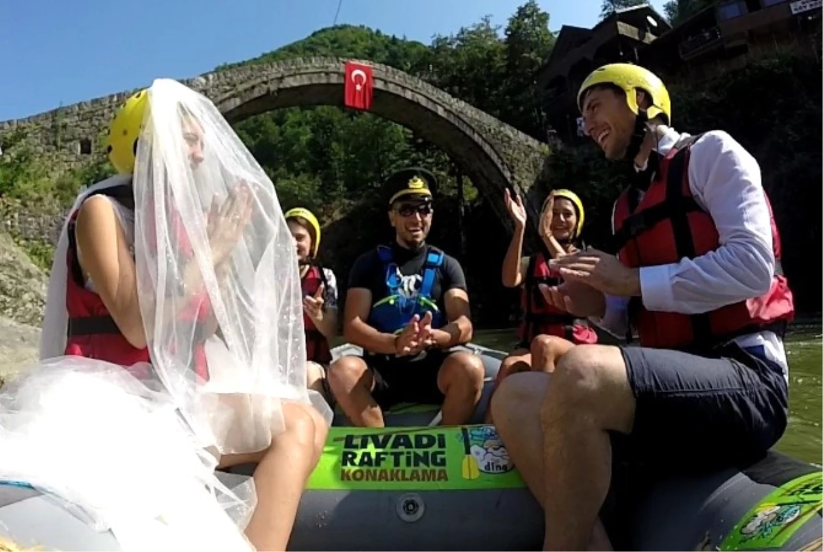 Raftingciler Rafting Botunda Nikah Kıydılar