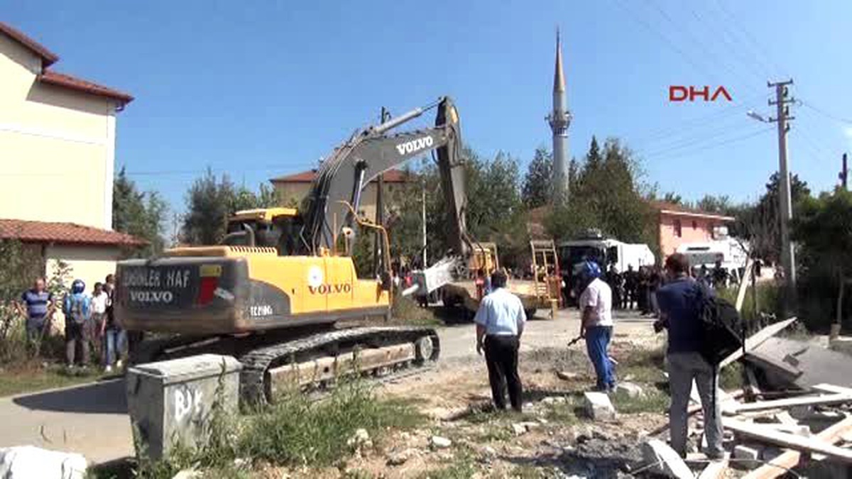 Sakarya Yıkıma Gelen Ekipleri Taşladılar