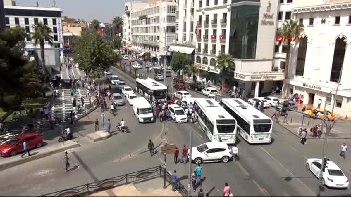 Şanlıurfa Sürücülerin Yol Ortasında Tartışması Trafiği Kilitledi