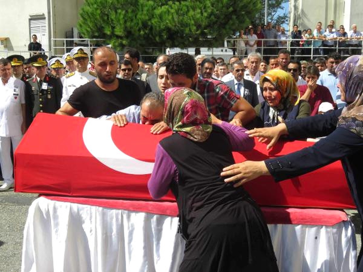 Şehit Denizci Askerler Son Yolculuklarına Hüzünle Uğurlandı