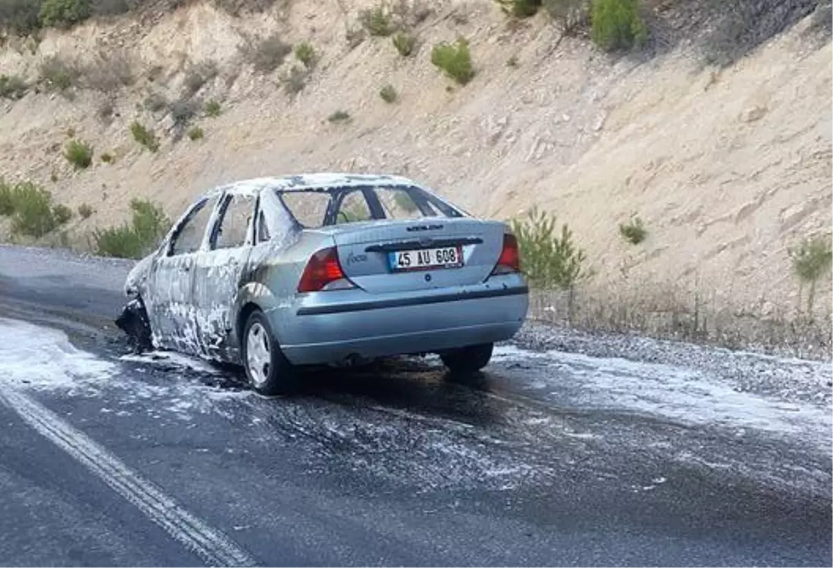 Seyir Halindeki Otomobil Yanarak Kül Oldu