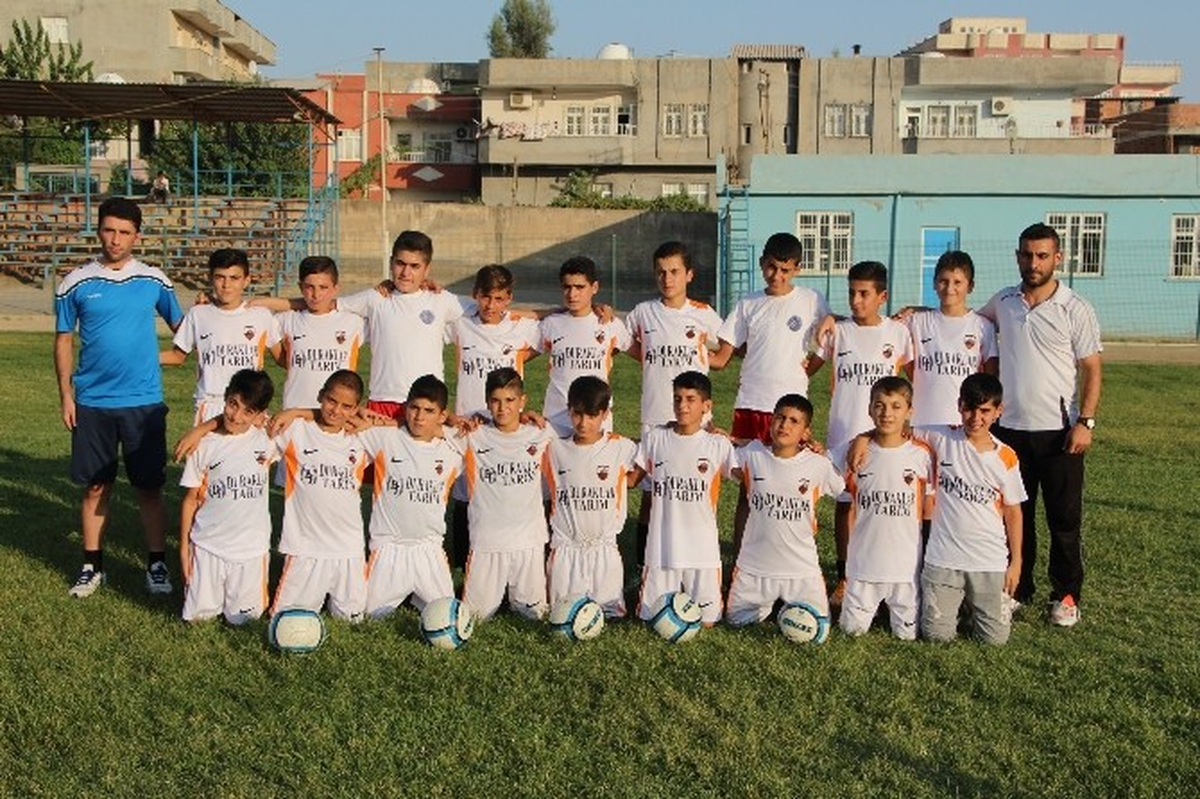 Silopi\'de Altyapıda Oynayan Çocuklara İngilizce Öğretiliyor